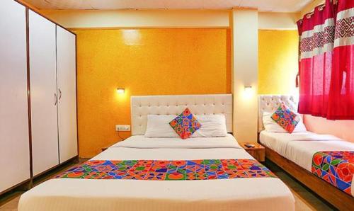 FabExpress Dream Inn في مومباي: غرفة نوم بسريرين في غرفة
