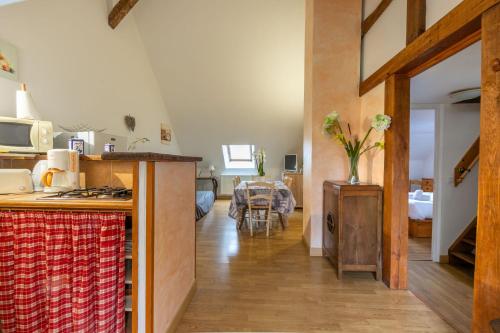 een keuken en een woonkamer met een tafel bij La Nigaudière - Les Callunes in Lassay-sur-Croisne