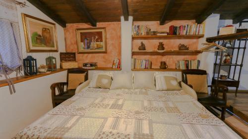 um quarto com uma cama grande num quarto em Villa Ferulas em Oliena