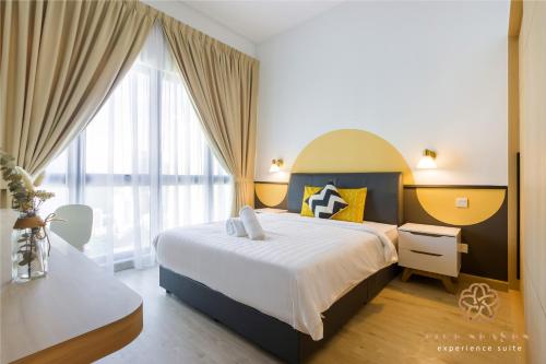una camera con un grande letto e una grande finestra di The Luxe & Colony, KLCC a Kuala Lumpur