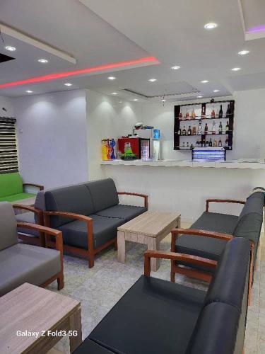una sala de espera con sofás y mesas en una tienda en O'ffidaus J Luxury Hotel And Suites Int Ltd en Benin City
