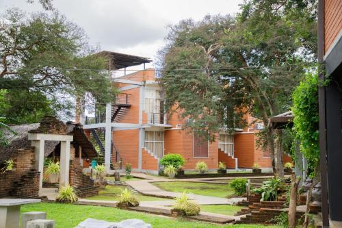 Un jardín fuera de Monaara Leisure - Anuradhapura