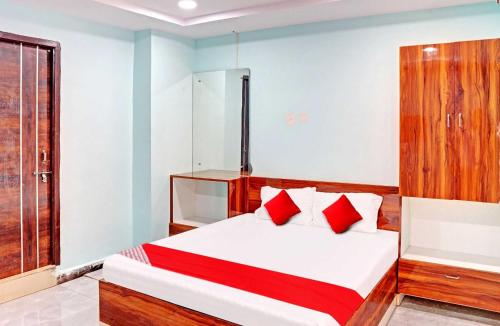 Ένα ή περισσότερα κρεβάτια σε δωμάτιο στο Super Hotel O SAI LEELA RESIDENCY