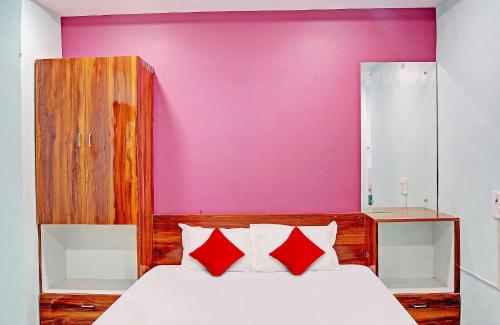 Ένα ή περισσότερα κρεβάτια σε δωμάτιο στο Super Hotel O SAI LEELA RESIDENCY
