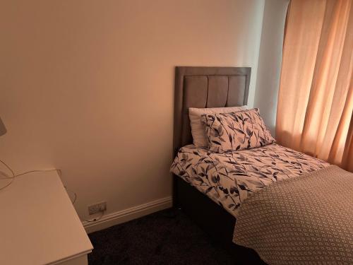 Dormitorio pequeño con cama con almohada en The Genesis one, en Mánchester