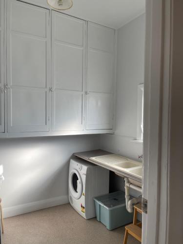Apartment 1 on Oxideにあるキッチンまたは簡易キッチン