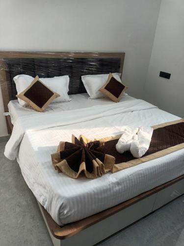 uma cama com duas toalhas e sapatos em KK PALACE HOMESTAY AND GARDEN em Kota