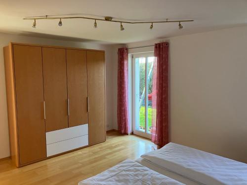 ein Schlafzimmer mit einem großen Schrank und einem Fenster in der Unterkunft Lorena in Dittelbrunn