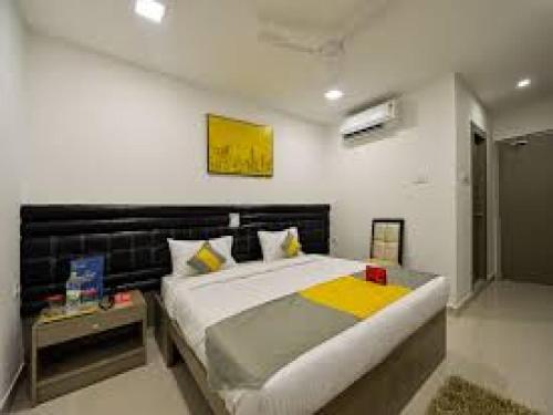 ein Schlafzimmer mit einem großen Bett in einem Zimmer in der Unterkunft Cosy Room With Private Bath And Work Desk in Hyderabad