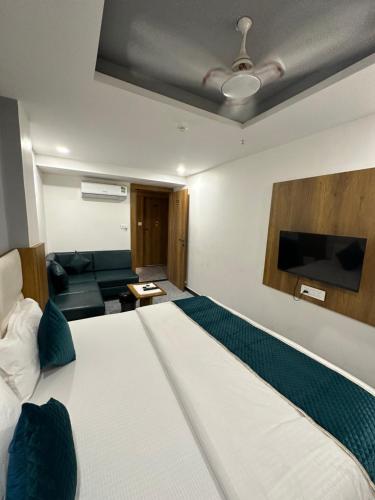 Un pat sau paturi într-o cameră la Hotel secure inn kadodara road
