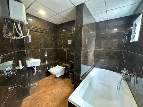 Koupelna v ubytování Hotel secure inn kadodara road