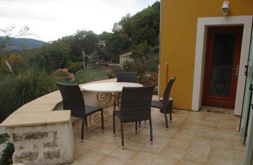 une table et des chaises sur une terrasse avec vue dans l'établissement Gîte G3098, à Montferrat