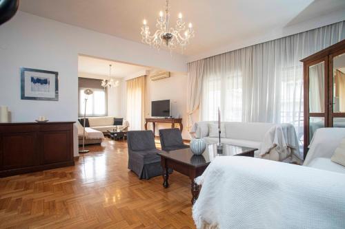 un ampio soggiorno con un letto e un divano di SERAFINA HOME a Salonicco