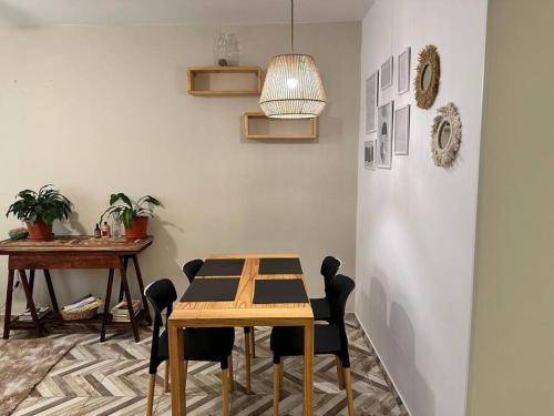 comedor con mesa de madera y sillas en Tu Depto! comodo y paquete! en Buenos Aires