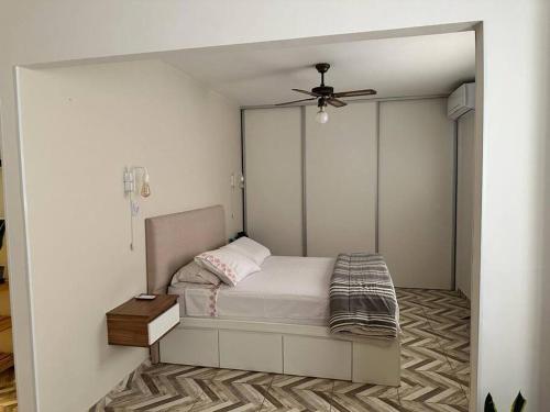 1 dormitorio con 1 cama y ventilador de techo en Tu Depto! comodo y paquete! en Buenos Aires