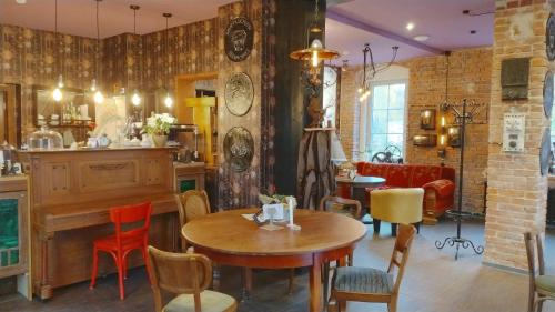 a dining room with a table and chairs at Weltraumbahnhof Rautenkranz - Steampunk Hotel in Muldenhammer
