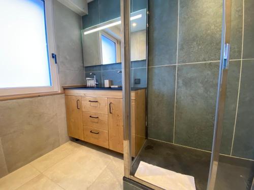 a bathroom with a shower and a sink at Appartement Tignes, 3 pièces, 8 personnes - FR-1-641-32 in Tignes