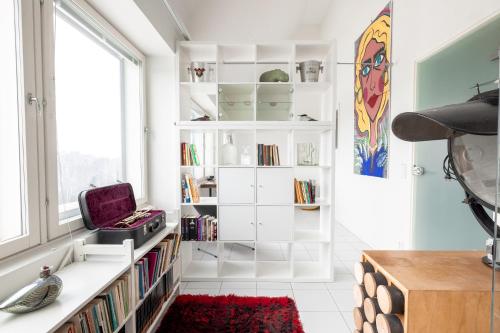 una stanza con una libreria piena di libri di 2ndhomes Gorgeous and Unique Top Floor Apartment with Sea Views and Sauna a Helsinki