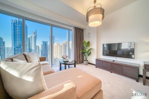 uma sala de estar com um sofá e uma grande janela em Flawless 2BR at The Address Residences Dubai Marina by Deluxe Holiday Homes em Dubai