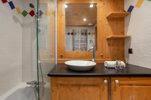 een badkamer met een wastafel, een douche en een bad bij Appartement Belle Vue - Happy Rentals in Chamonix-Mont-Blanc