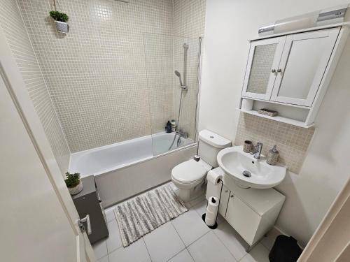 Baño blanco con aseo y lavamanos en 2bdr Islington close to station en Londres