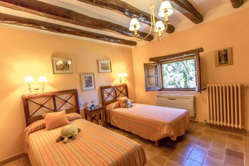 Säng eller sängar i ett rum på Catalunya Casas Timeless Elegance near Barcelona, 14 min to beach
