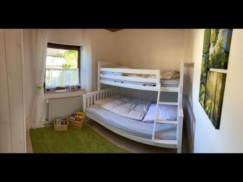 1 dormitorio con 2 literas en una habitación en NEU Ferienwohnung Waldecker Land 