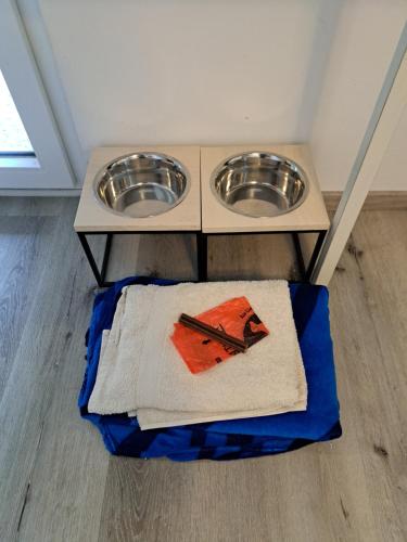 two dog bowls sitting on top of a floor at Sandras Ferienhaus Bungalow Sonnenalm in Bad Mitterndorf