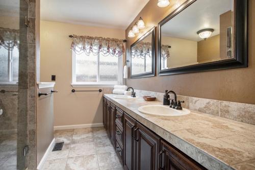 a bathroom with a sink and a mirror at Bellanca in Discovery Bay