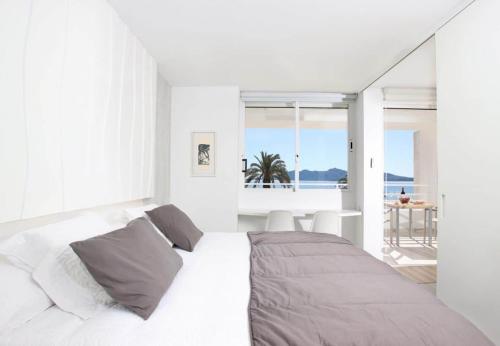 ポルト・ダ・ポリェンサにあるSivella Apartamentoの白いベッドルーム(ベッド付)が備わります。