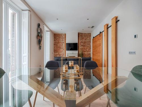 comedor con mesa de cristal y sillas en 3 bedrooms 3 bathrooms furnished - Justicia - Refurbished - MintyStay, en Madrid