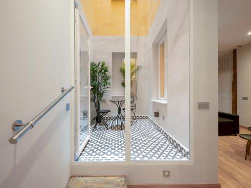 pasillo con puerta de cristal que conduce a la sala de estar en 3 bedrooms 3 bathrooms furnished - Justicia - Refurbished - MintyStay, en Madrid
