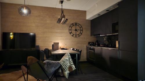 TV a/nebo společenská místnost v ubytování Lux Lapland Cranberry Levi center apartment 61m2 ski-in ski-out 2 bedr & 2 bathr