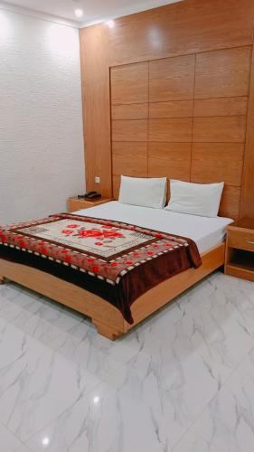 เตียงในห้องที่ Luxury Palace Guest House