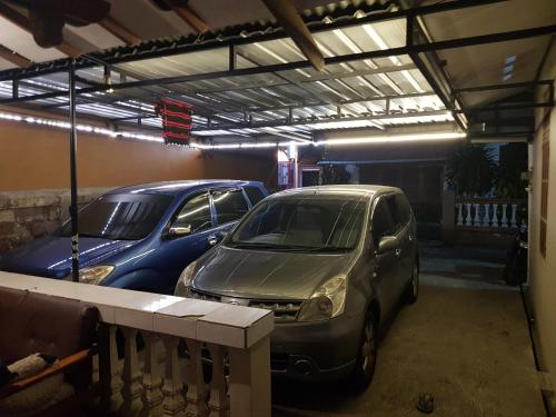 un garaje con dos coches aparcados en él en Loot's house, en Kalianget