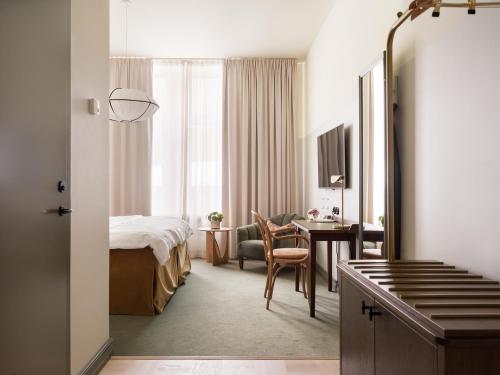 een hotelkamer met een bed en een bureau bij Elite Hotel Mårtenson in Halmstad