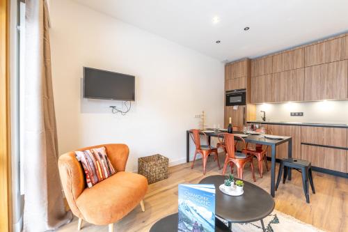 un salon avec une table et une salle à manger dans l'établissement Sweet Home Brevent - Happy Rentals, à Chamonix-Mont-Blanc