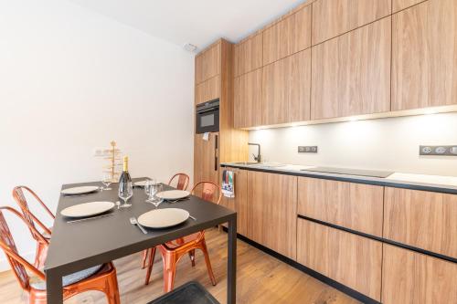 une salle à manger avec une table et des chaises dans une cuisine dans l'établissement Sweet Home Brevent - Happy Rentals, à Chamonix-Mont-Blanc
