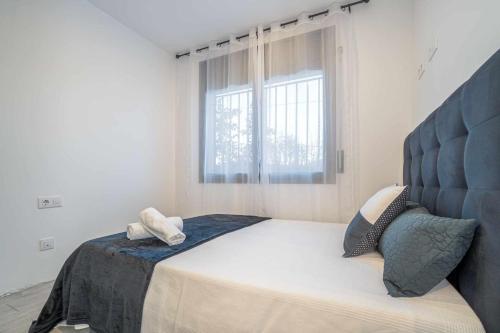 - une chambre avec un grand lit et une grande fenêtre dans l'établissement Jouvacations Villa Domenec, à Figueres