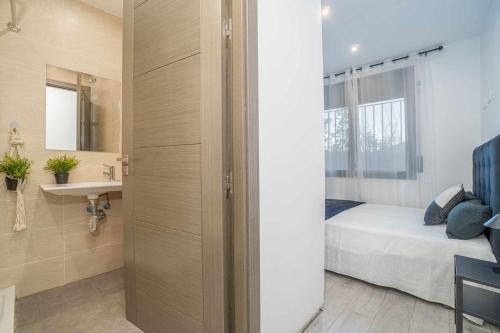 1 dormitorio con 1 cama y lavamanos en una habitación en Jouvacations Villa Domenec, en Figueres