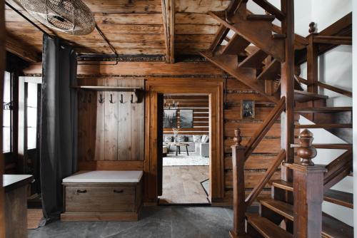 Zawadka的住宿－HIDE HOME Zawadka，房屋内的楼梯,设有木制天花板