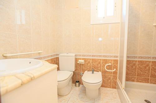 カンブリルスにあるMar Azul Litoral - COSTA DORADAのバスルーム(トイレ、洗面台、シャワー付)