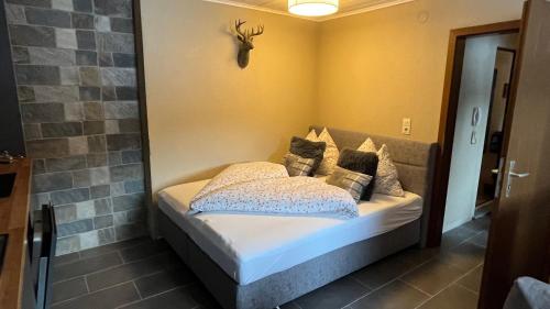Un dormitorio con una cama con almohadas. en Haus Tauern Am See, en Heiterwang