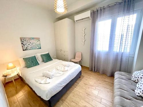Giường trong phòng chung tại Koukaki Charm: 2BR Haven in the Heart of Athens!
