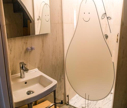 bagno con lavandino e specchio di Pera da Serra - Turismo no Espaço Rural a Lousã