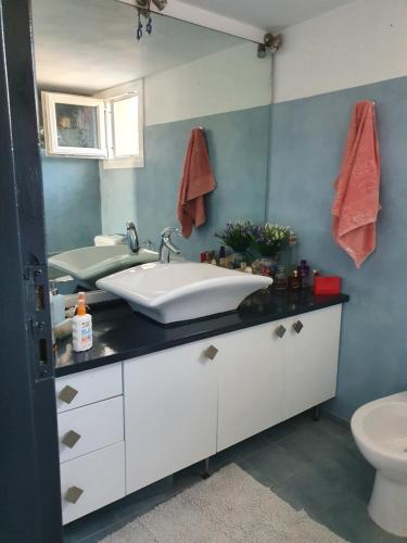 uma casa de banho com um lavatório e um WC em ageraki 