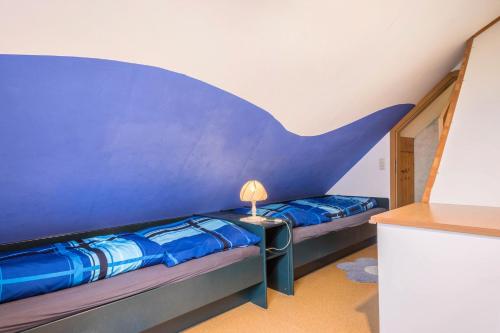 um quarto com duas camas e um candeeiro sobre uma mesa em Obsthof Mainberger em Kressbronn am Bodensee