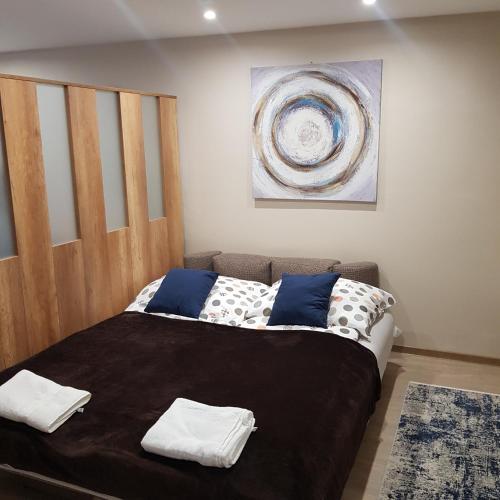 Un pat sau paturi într-o cameră la Mamacita stúdió apartman
