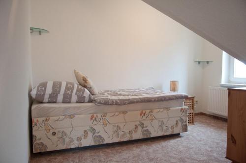 sypialnia z łóżkiem w pokoju w obiekcie Ferienwohnung Alte Schule w mieście Vetschau