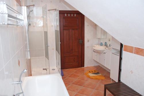 een badkamer met een douche, een toilet en een wastafel bij Ferienwohnung Alte Schule in Vetschau